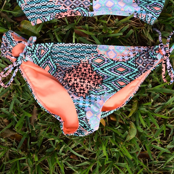 Bikini - Picture 3 of 4